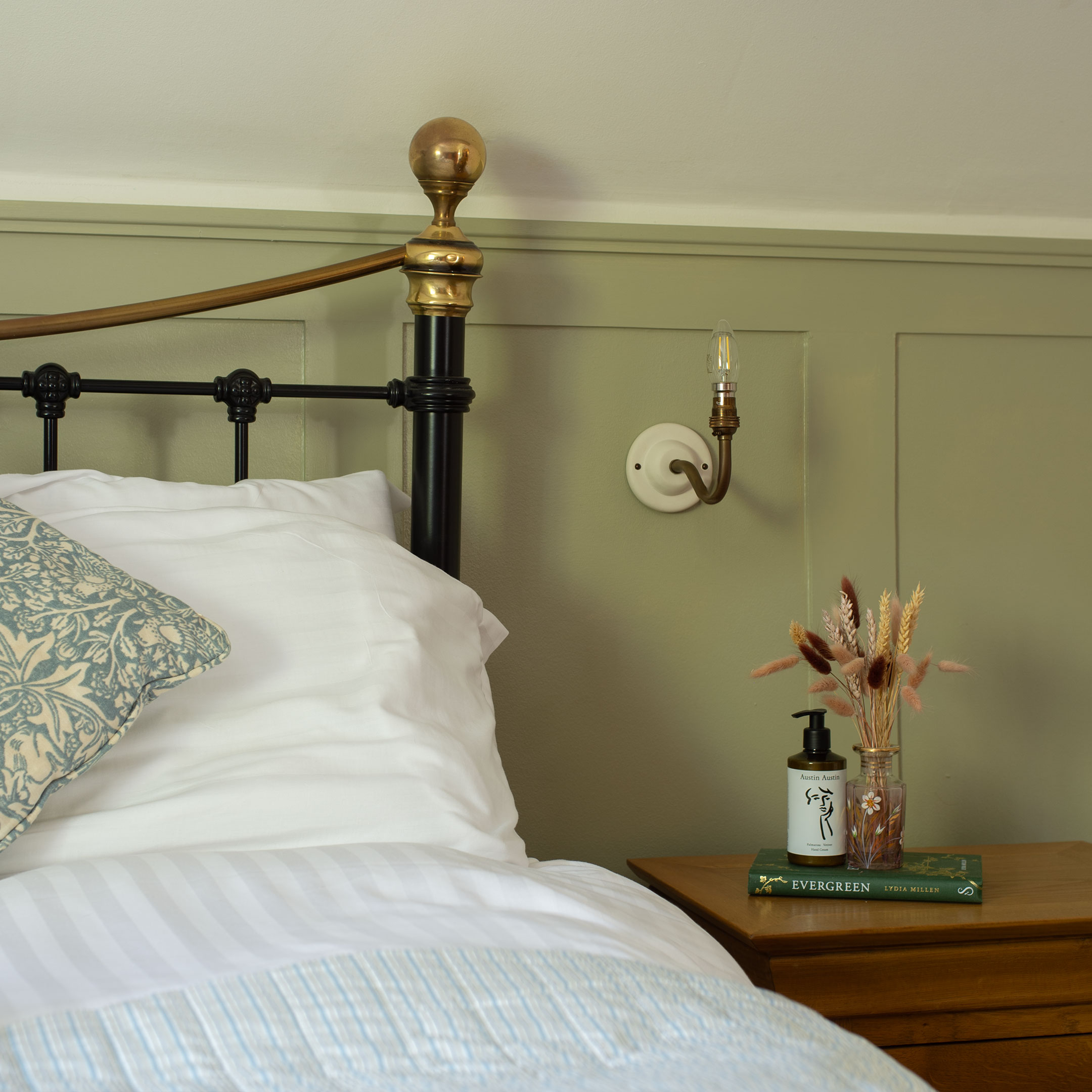 Simple Bergholt Wall Light